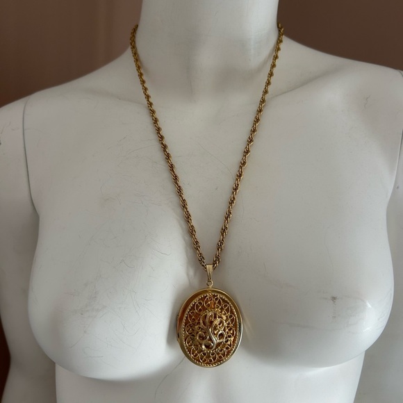 SARAH COVENTRY Elegant Gold Filigree Locket Pendant 🥰 - Picture 3 of 6